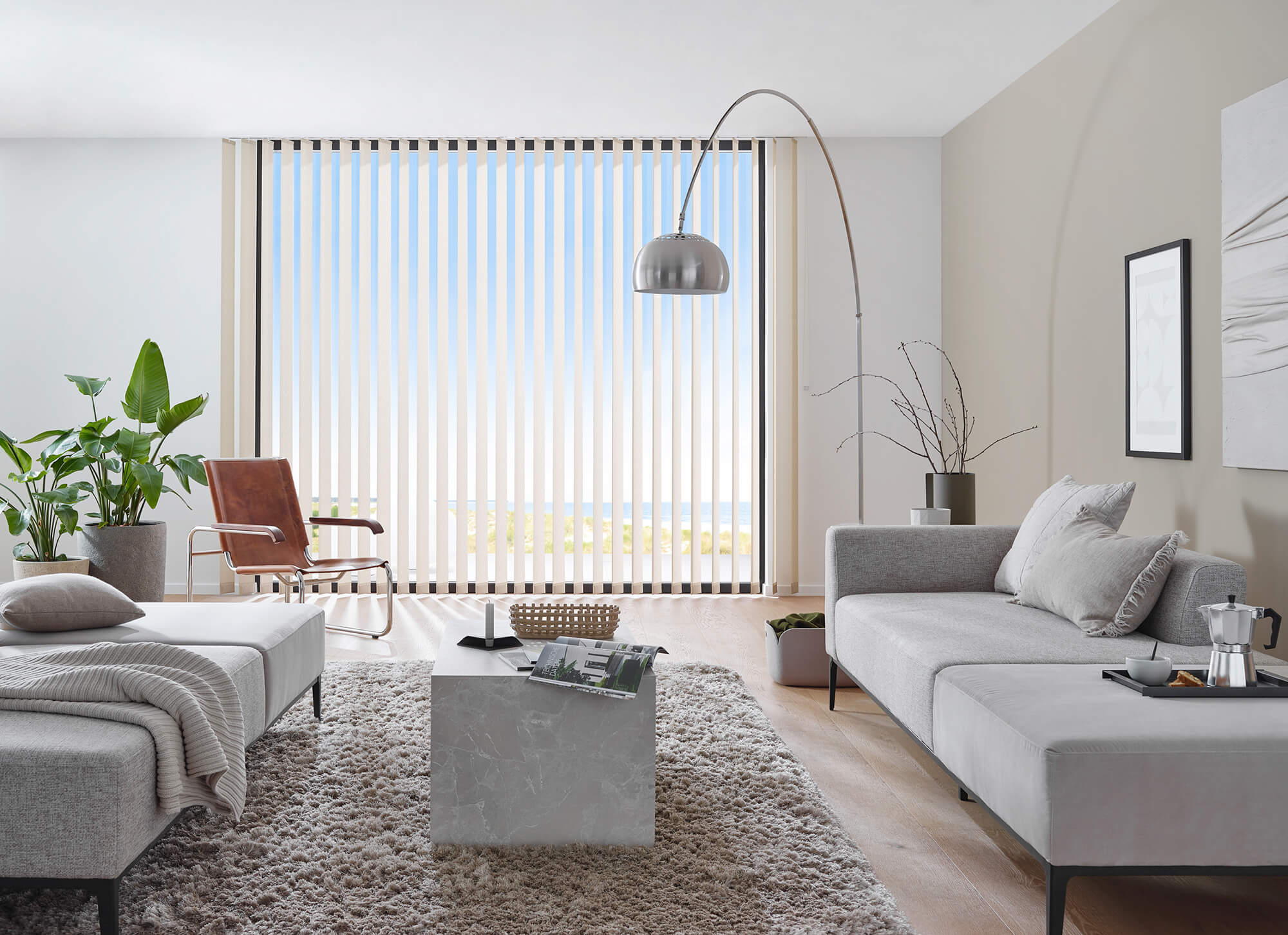 Modernes Wohnzimmer mit Lamellenvorhang