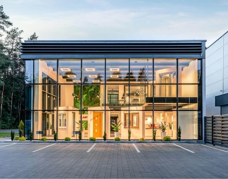 Glasfront der Ausstellung mit schlanken Profilen
