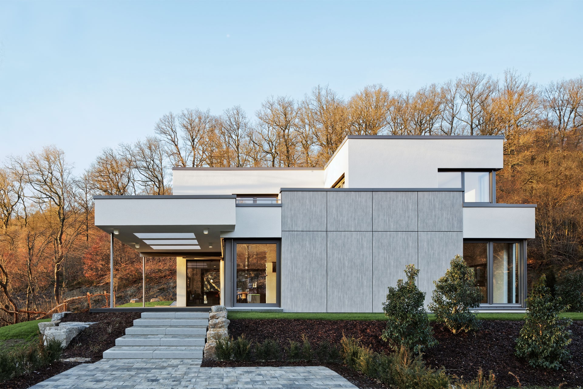 Wohnhaus in Wuppertal mit Fenstern und Haustür von Konior Design